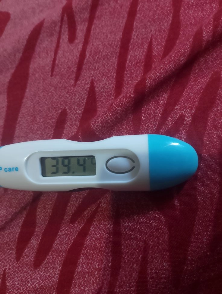 hình ảnh nhiệt kế sốt 39 độ tự chụp ban ngày 