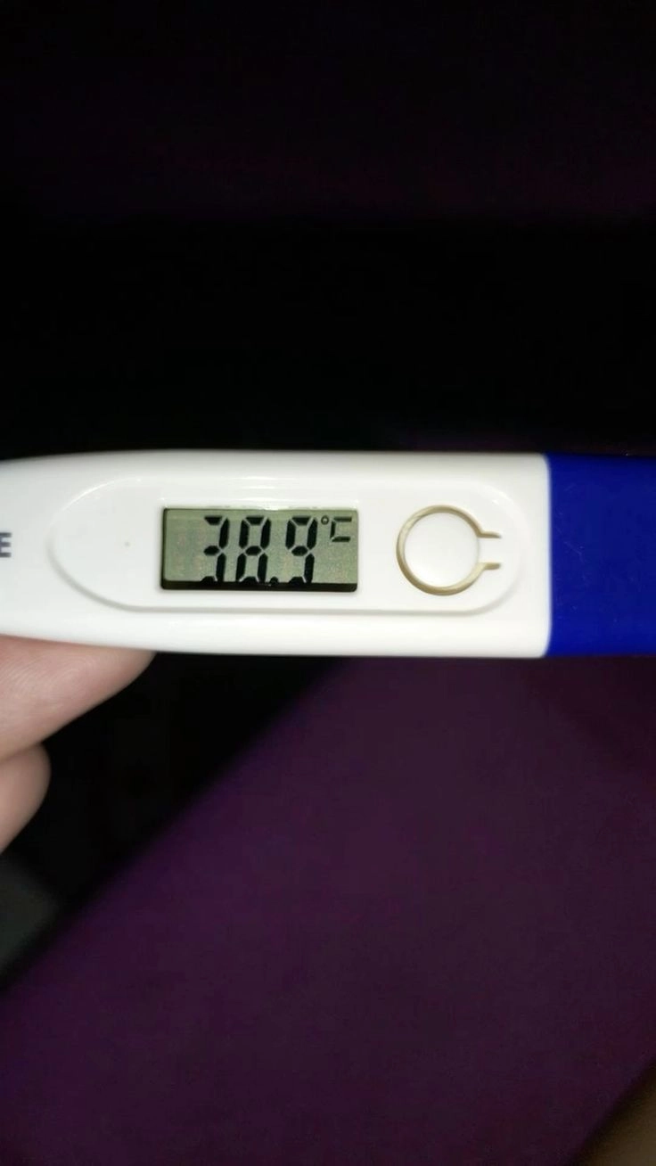 ảnh đo nhiệt độ sốt 39 độ người lớn tuổi 