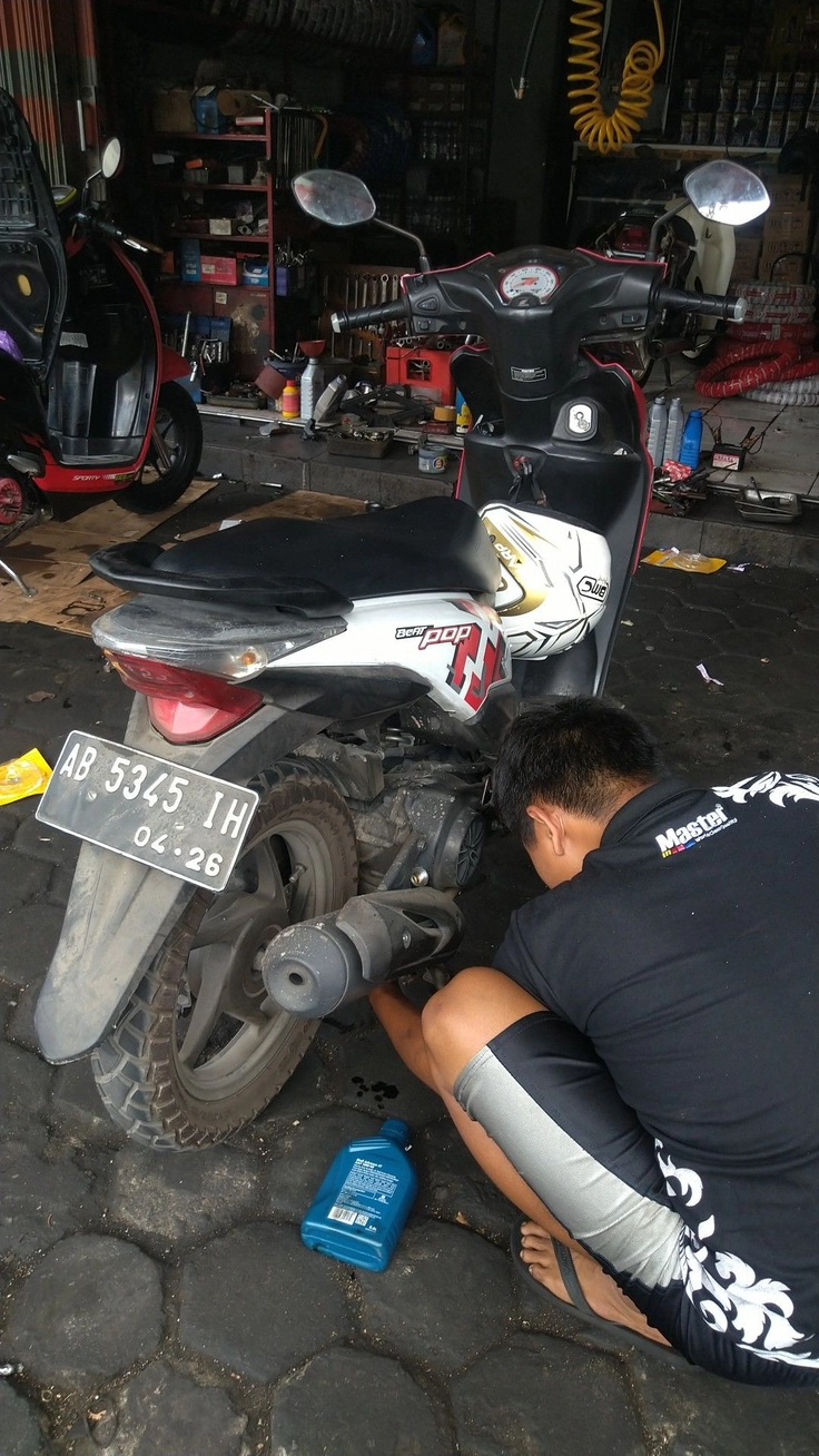 ảnh thủng săm xe máy đang thay 