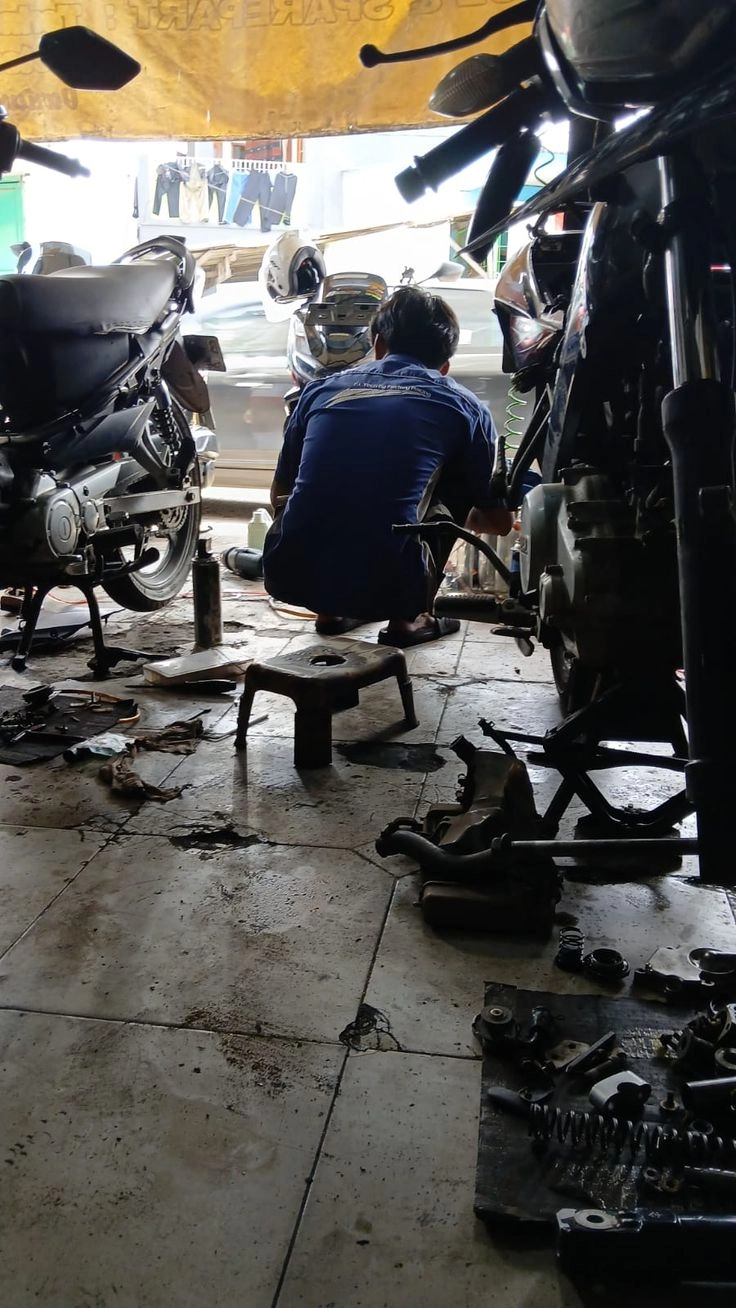ảnh hỏng xe máy đang được sửa 