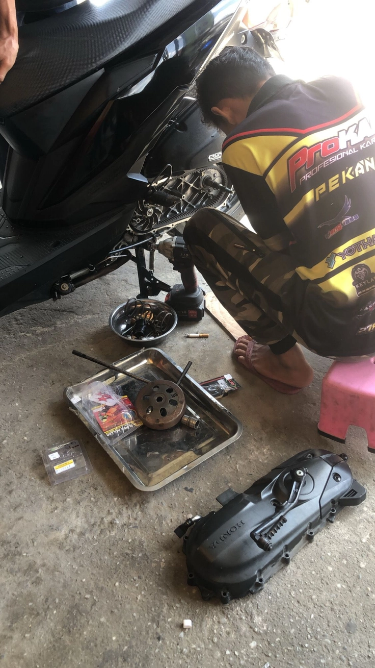 ảnh thủng xăm bánh sau xe máy 