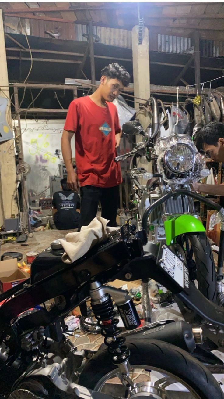 ảnh hỏng xe máy giữa trời nắng 
