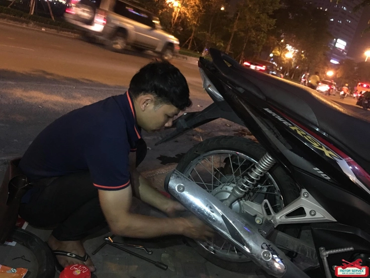 ảnh xe hỏng giữa đường khu dân cư 