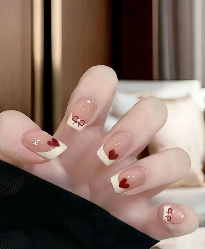 mẫu nail cho học sinh cấp 3 vẽ trái tim 