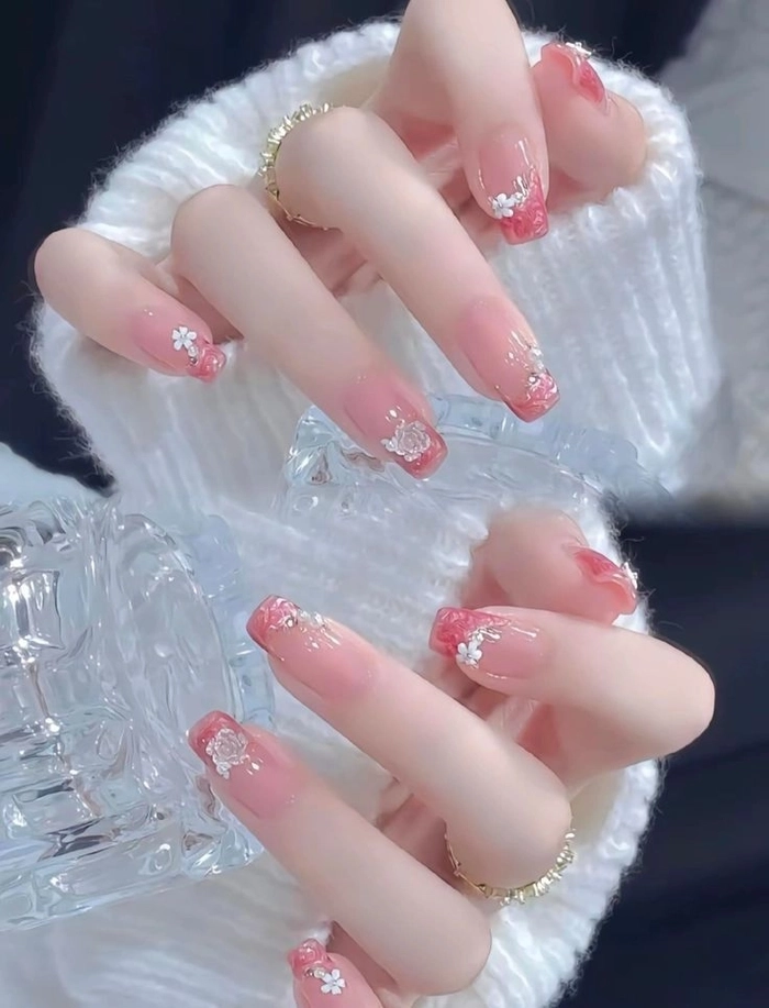 mẫu nail cho học sinh cấp 3 đính đá nhẹ 