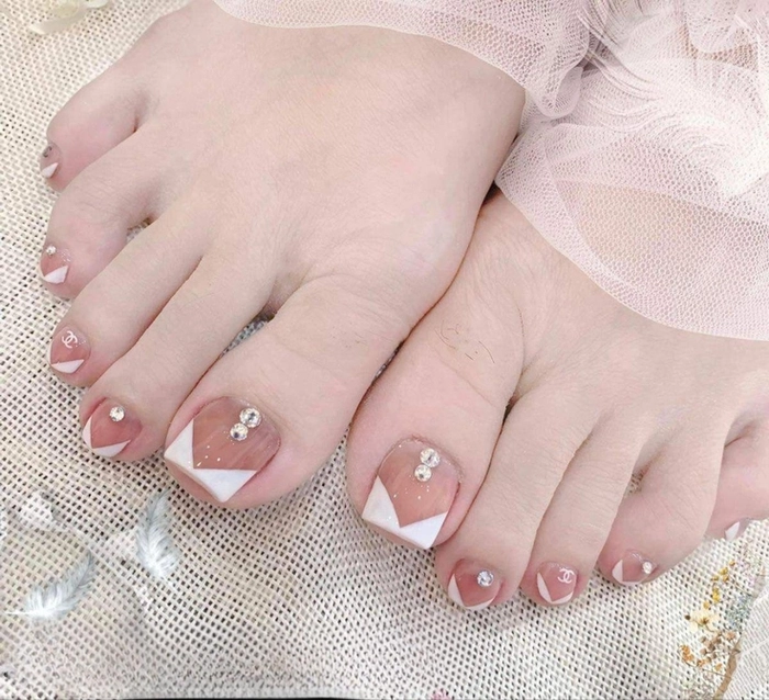 nail chân màu hồng đất tối giản 