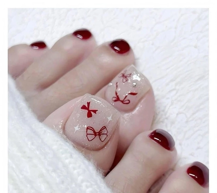 sơn móng chân màu hồng đất cô dâu 