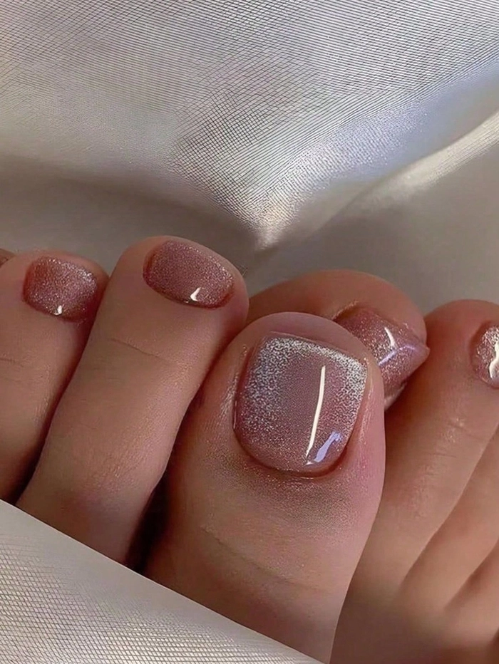 nail chân màu hồng đất kết hợp nail trắng 