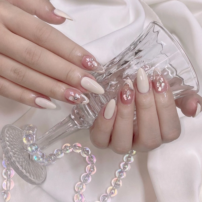 nail trắng nhọn trẻ trung 