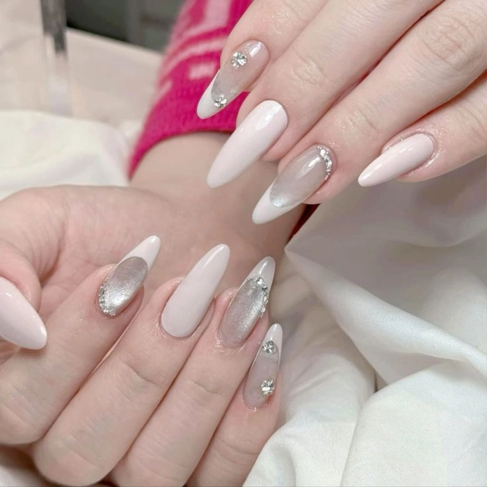 mẫu nail móng nhọn màu trắng nhẹ nhàng 