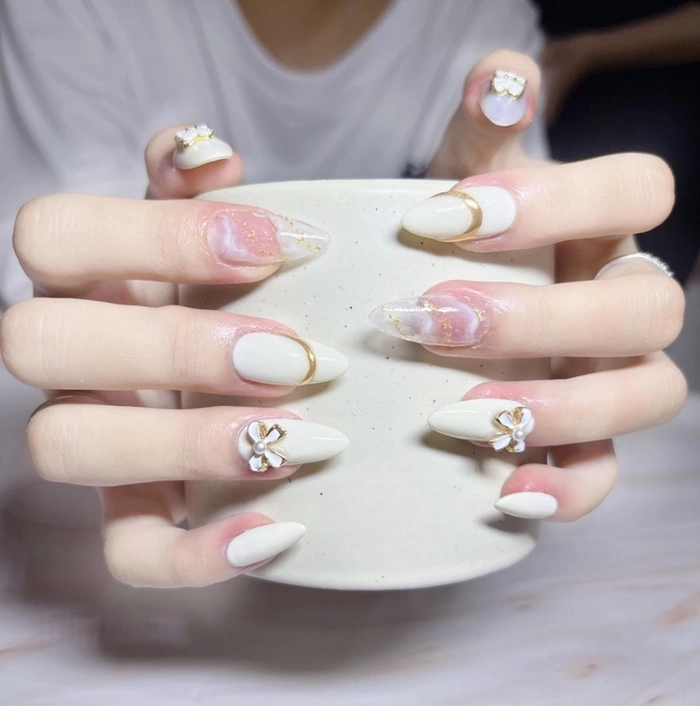mẫu nail móng nhọn màu trắng tinh khôi 