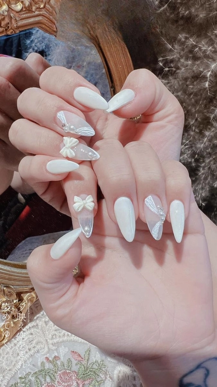 móng nhọn trắng đính đá nhẹ 
