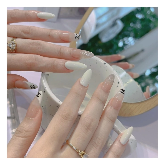 nail nhọn trắng đơn giản tinh tế 