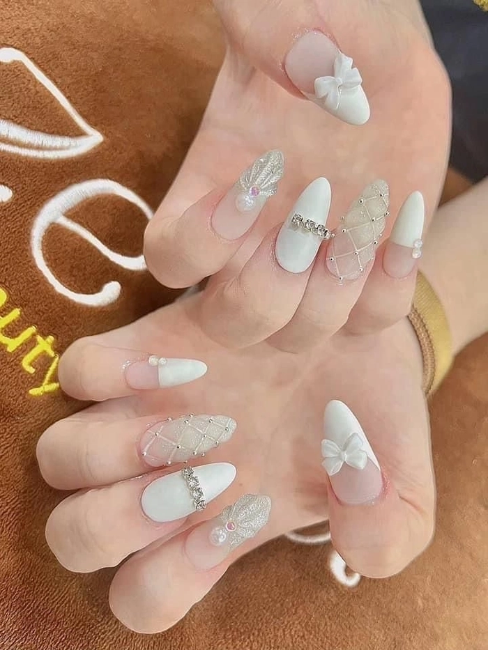 móng nhọn trắng hiện đại 