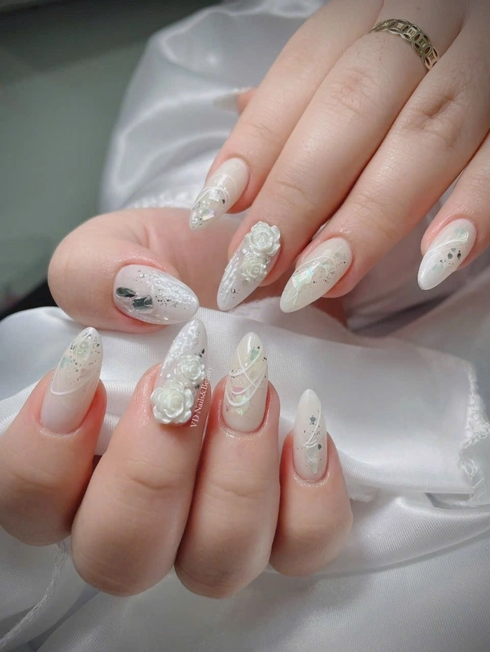 móng nhọn trắng phong cách basic 