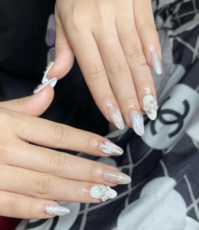 mẫu nail móng nhọn tròn trắng tinh tế 