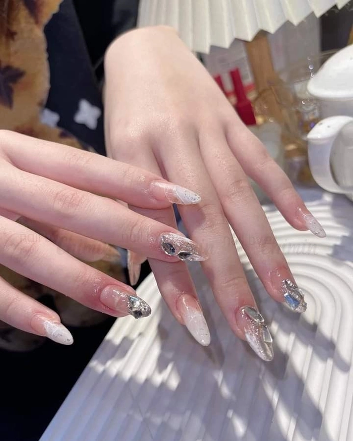 mẫu nail móng nhọn tròn trắng thanh lịch 