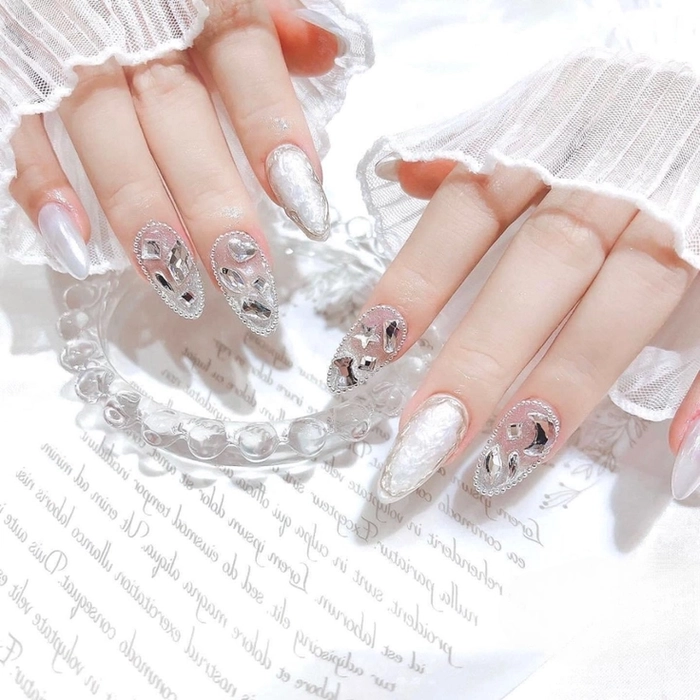 mẫu nail móng nhọn tròn trắng đẹp nhẹ 