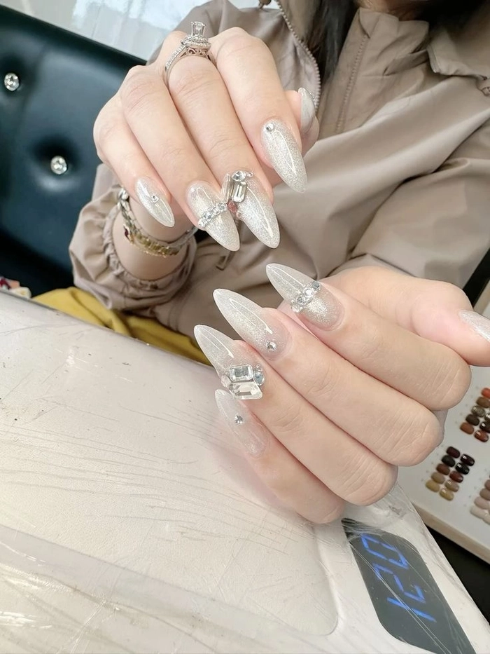 nail nhọn trắng phối ánh kim 