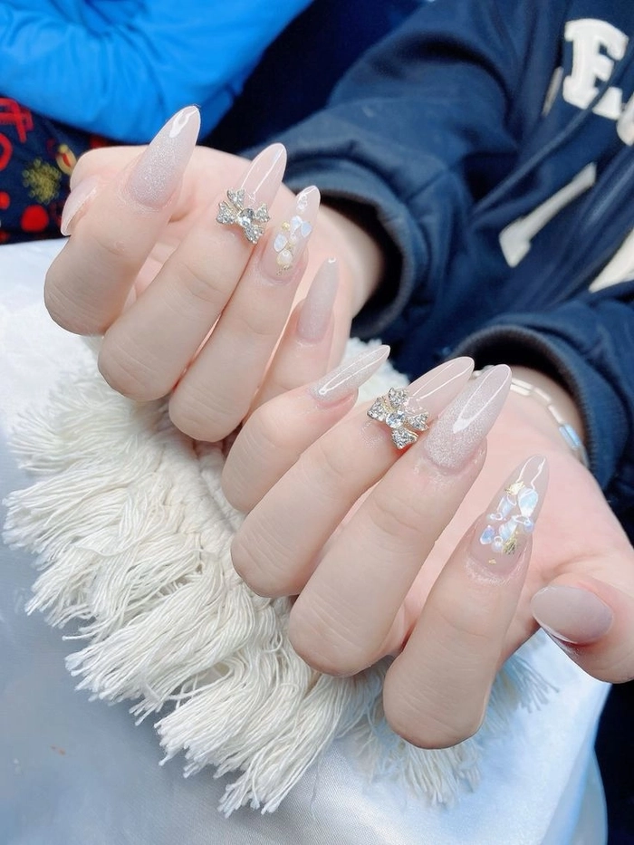 nail nhọn trắng nền sữa 