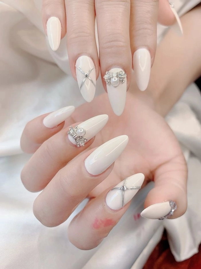 nail nhọn trắng bóng nhẹ 