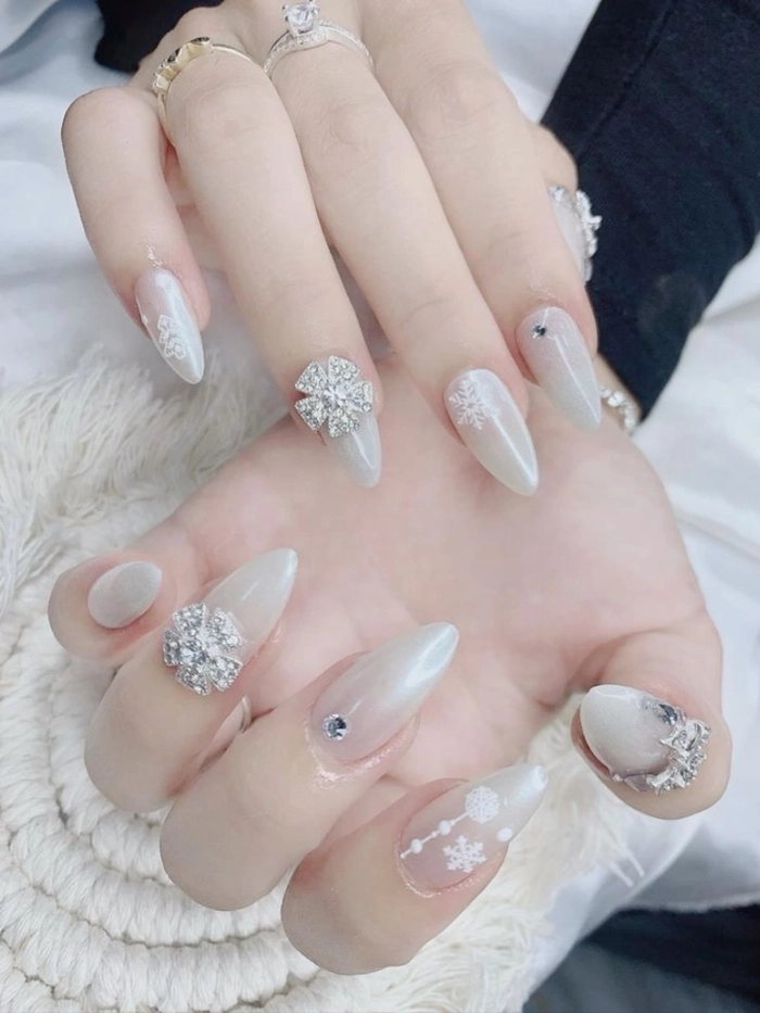nail nhọn trắng kiểu basic 
