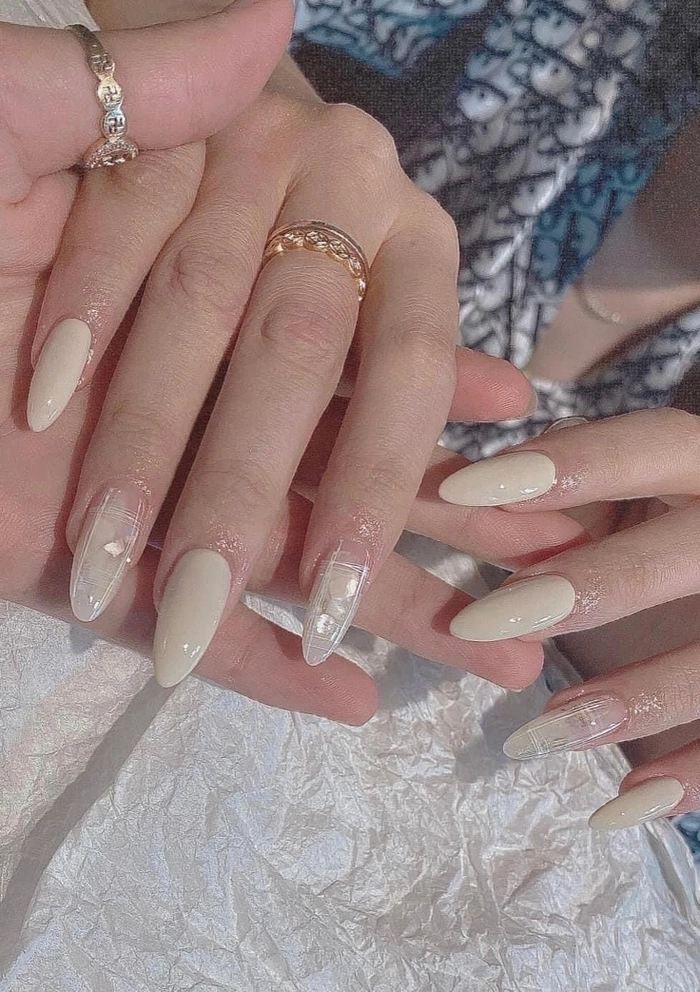 nail nhọn trắng đi đám cưới 