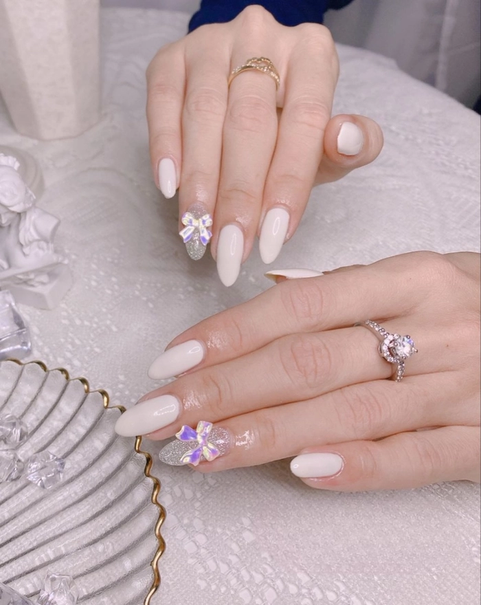 nail trắng nhọn đính đá nhỏ 