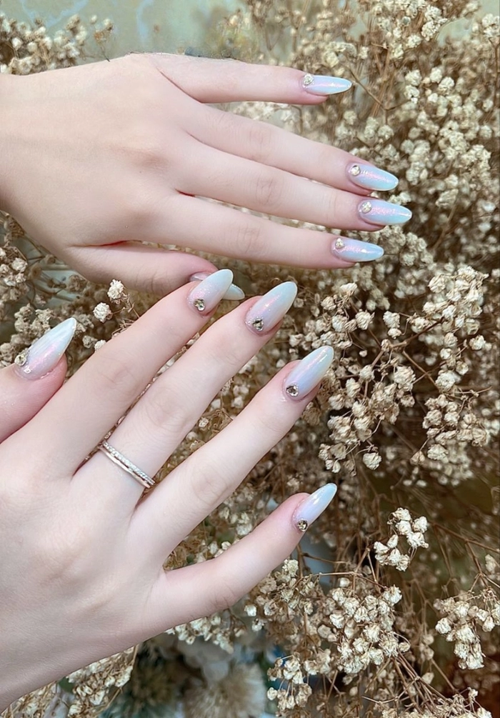 nail trắng nhọn kiểu ombre 