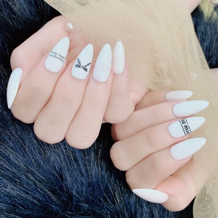 nail trắng nhọn nền mờ 