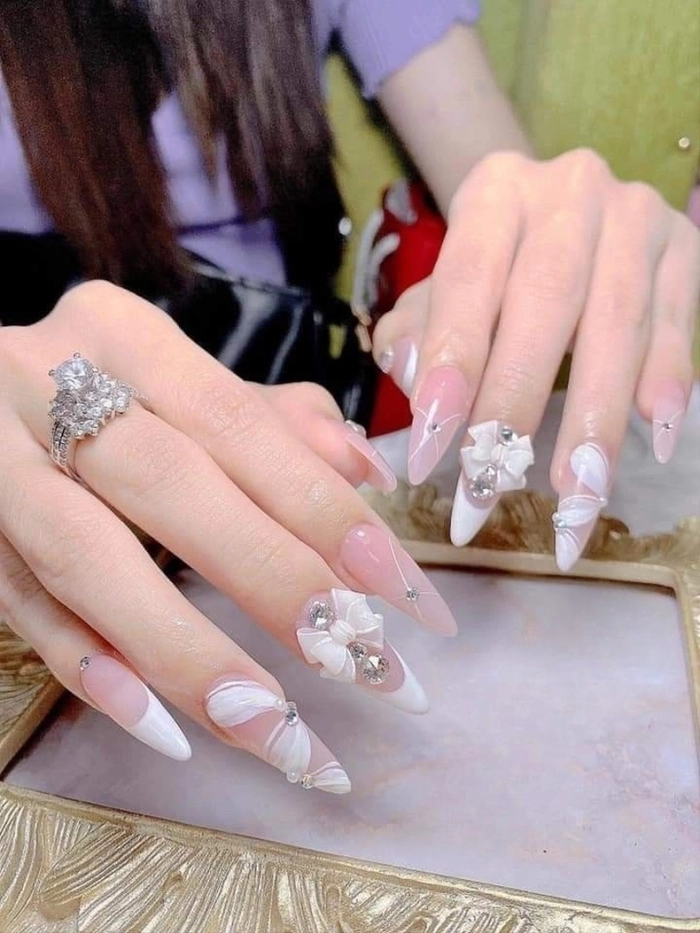 nail trắng nhọn kiểu tự nhiên 