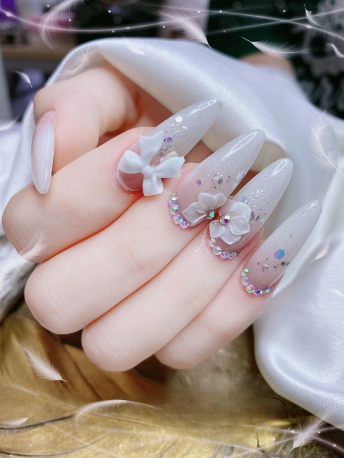 nail trắng nhọn dịu dàng 
