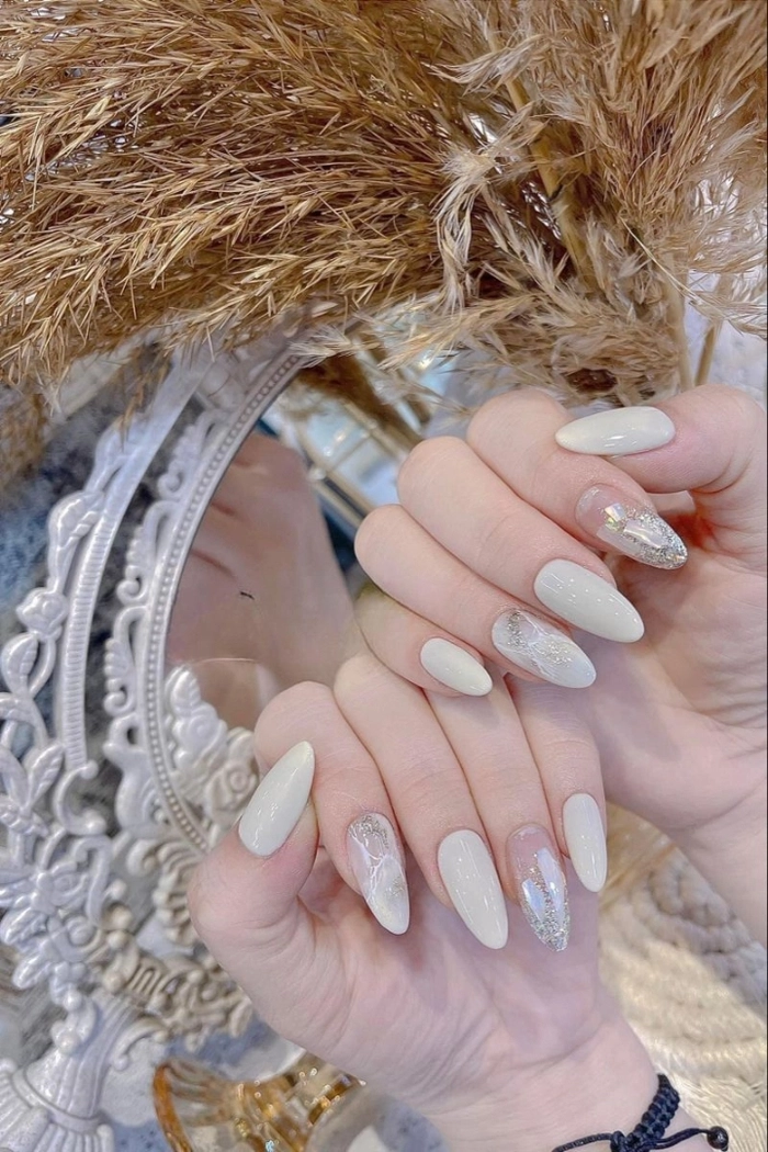 mẫu nail móng nhọn màu trắng nhẹ sang 