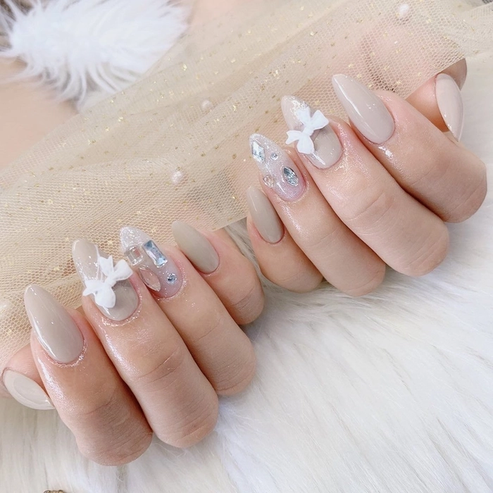mẫu nail móng nhọn màu trắng kiểu thạch 
