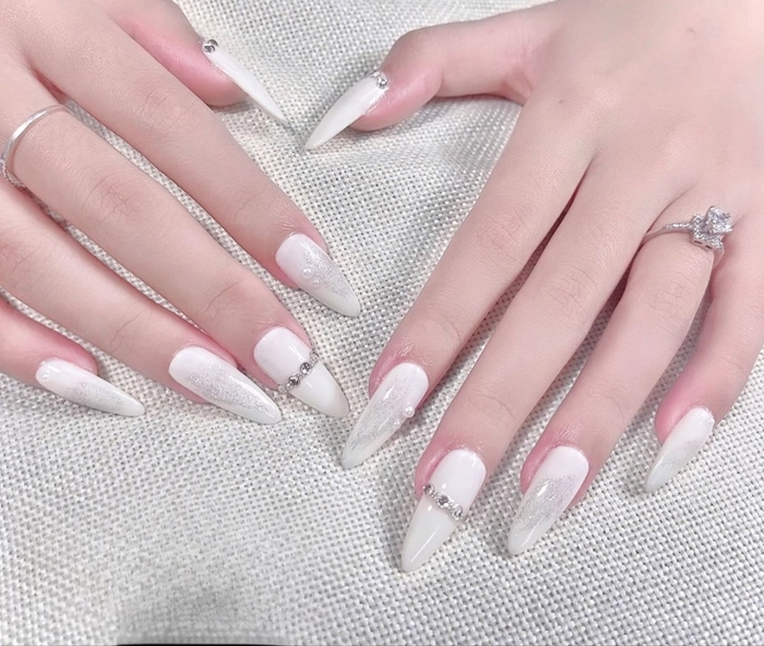 mẫu nail móng nhọn màu trắng dễ làm 