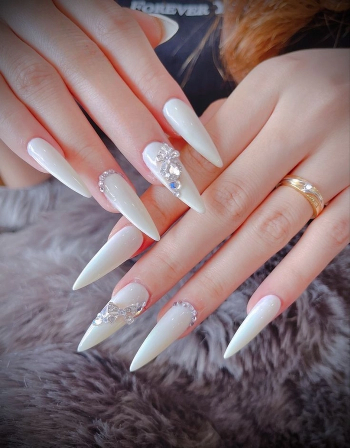 mẫu nail móng nhọn màu trắng trong suốt 