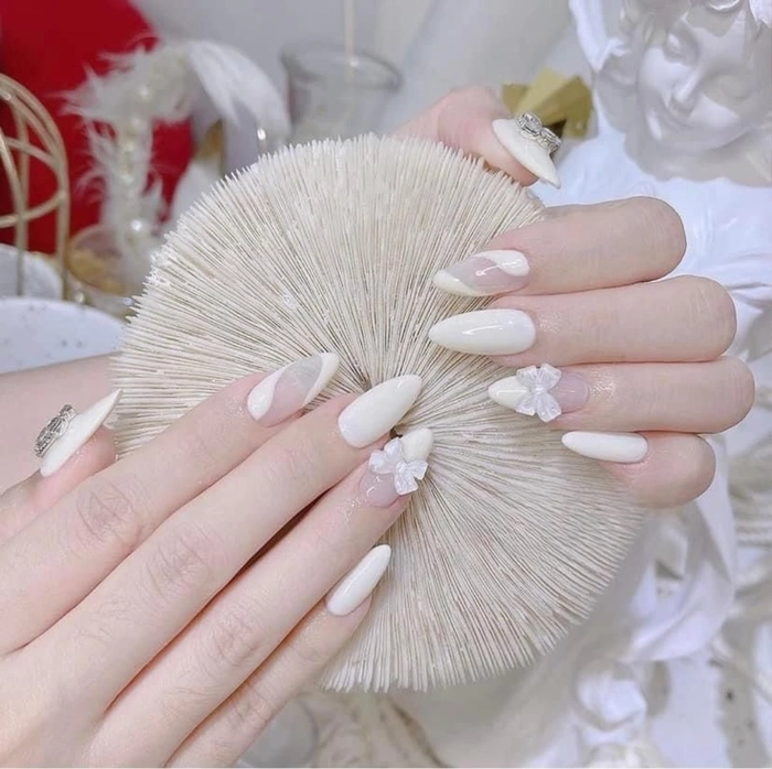 mẫu nail móng nhọn màu trắng đơn sắc 