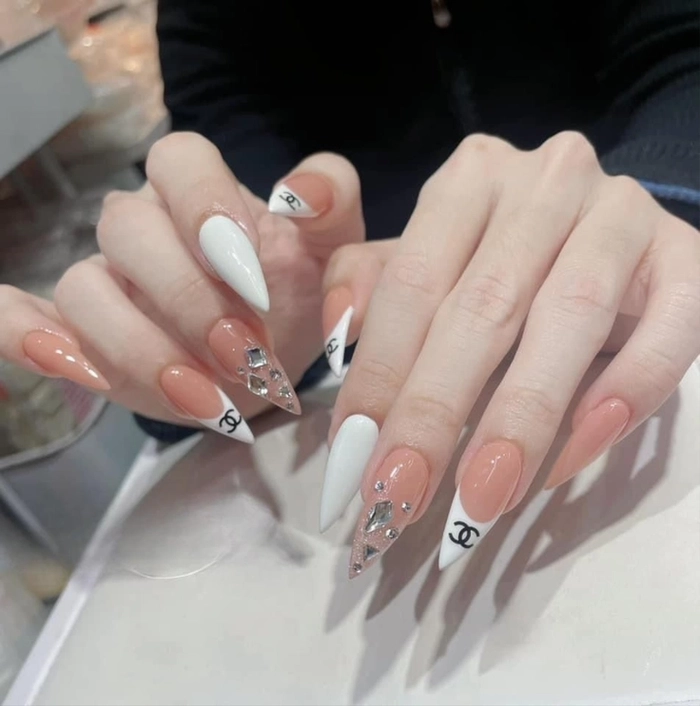 nail nhọn trắng đính đá sang 