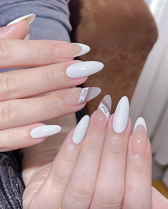mẫu nail móng nhọn màu trắng tone lạnh 