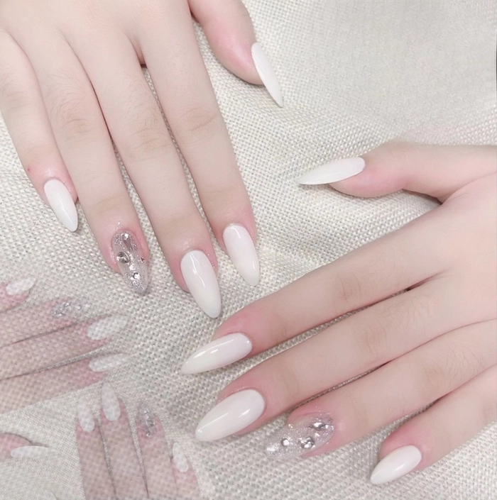 mẫu nail móng nhọn màu trắng nền bóng 