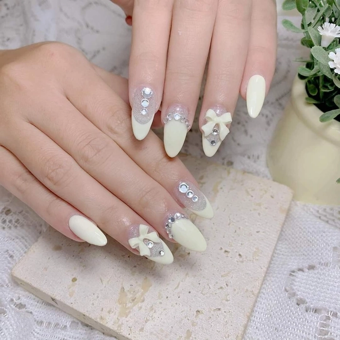 nail trắng nhọn thanh lịch 