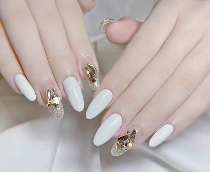 nail trắng nhọn nhẹ nhàng 