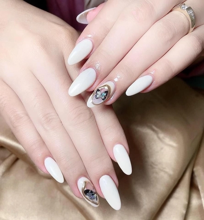 nail trắng nhọn hot trend 