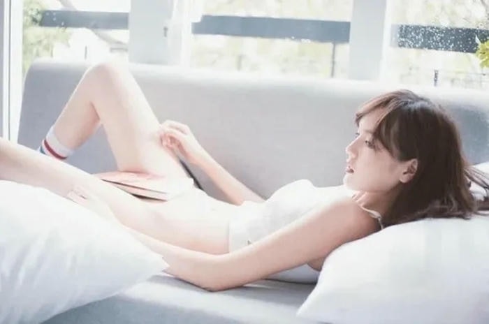 Hải Tú che sách gợi cảm