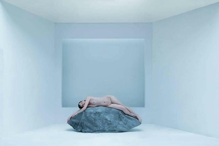 Hải Tú nằm trên đá