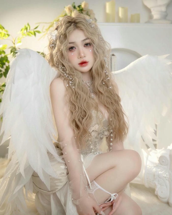 Trần Hà Linh pose dáng tự tin