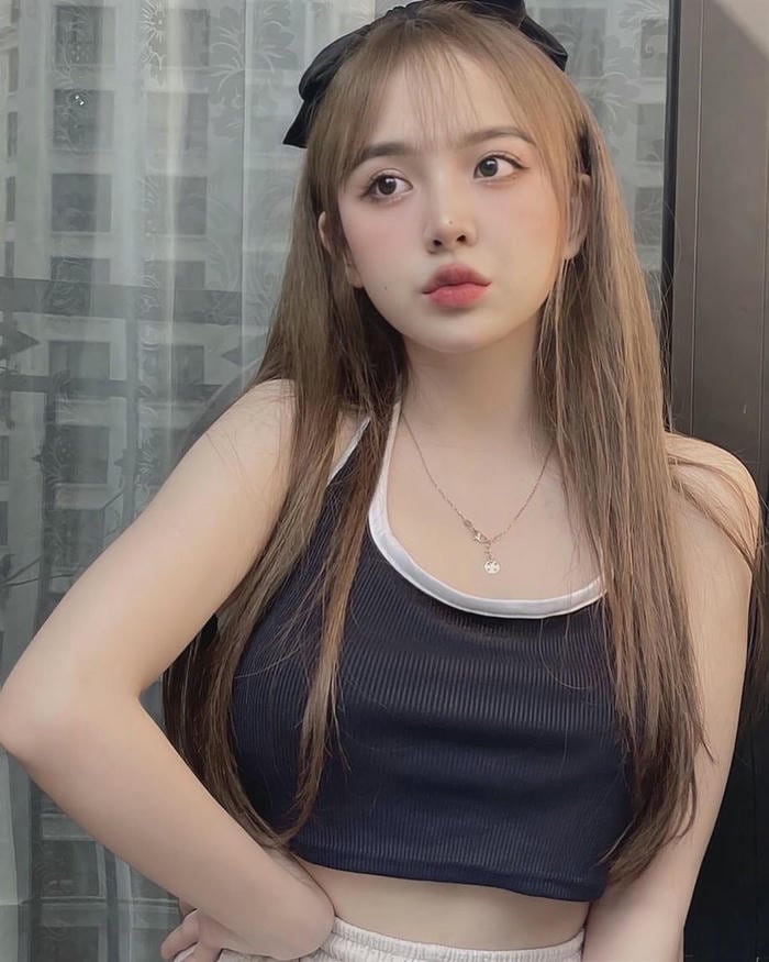 Trần Huyền Châu ngoài trời