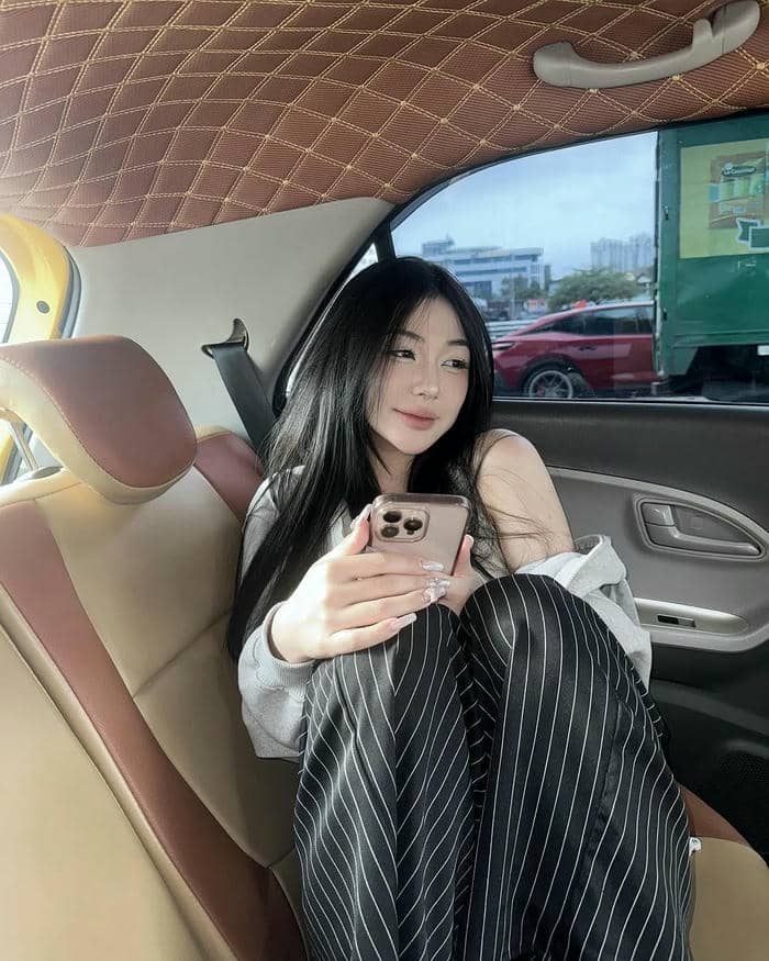 ảnh Trần Hà Linh tạo dáng