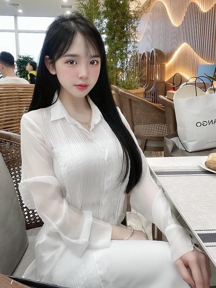 ảnh Trần Huyền Châu mặc sơ mi