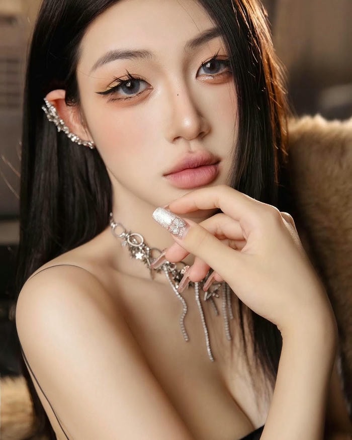 ảnh cận mặt Trần Hà Linh